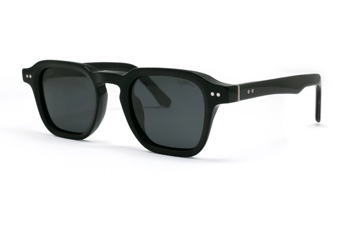 عینک آفتابی لومیر فریم کائوچویی مربعی ضخیم مشکی به همراه عدسی دودی-عکس از زاویه سه رخ