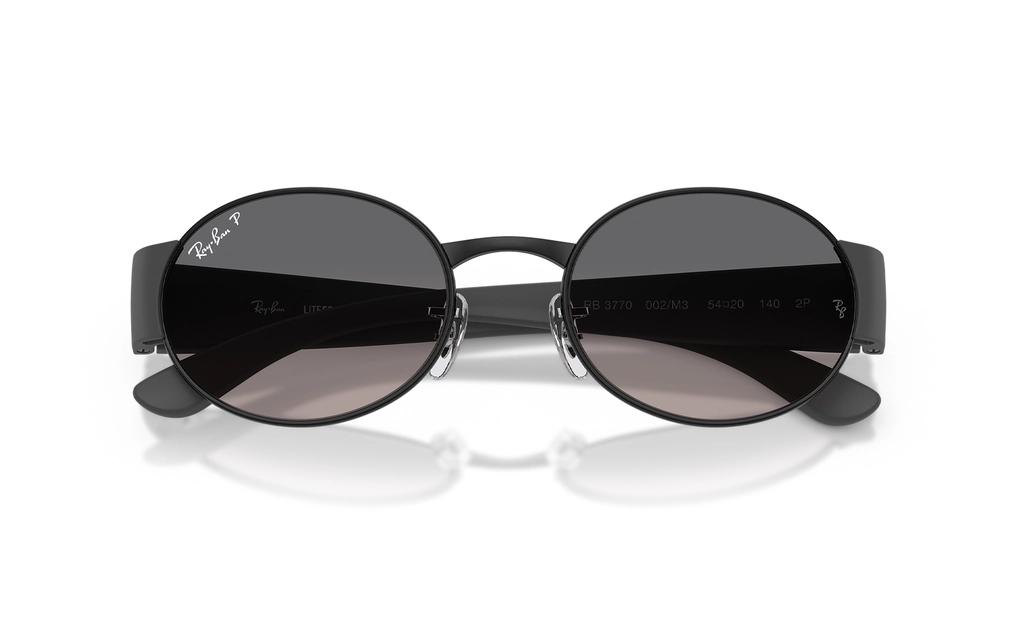 عینک آفتابی بیضی پلاریزه ریبن مدل Rayban RB3770 یونیسکس با بدنه دودی و طوسی با عدسی خاکستری طیف دار -  زاویه بالا