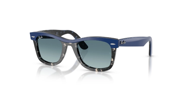 عینک آفتابی ویفرر ریبن RayBan RB2240 رنگ طوسی هاوانا با ابرویی آبی و عدسی آبی طیف دار -زاویه سه‌رخ