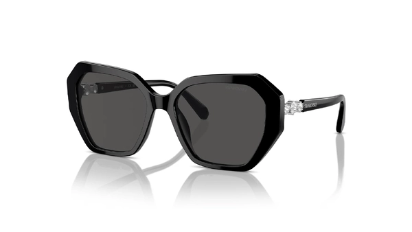 عینک آفتابی زنانه سواروسکی مدل Swarovski SK6017S فریم مشکی هندسی، عدسی طوسی تیره و جزئیات کریستالی - زاویه سه رخ