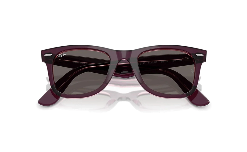 عینک آفتابی ویفرر ری بن مدل ORIGINAL WAYFARER CLASSIC RB2140-فریم کائوچویی زرشکی و صورتی شفاف به همراه عدسی خاکستری تیره-عکس از زاویه بسته عینک