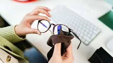 15 نکته برای تمیز کردن عینک برای عمر بیشتر