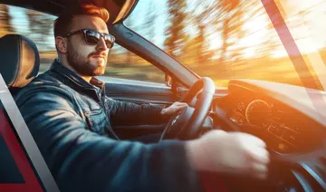 بهترین عینک برای رانندگی؛ راهنمای کامل انتخاب عینک مناسب شب و روز