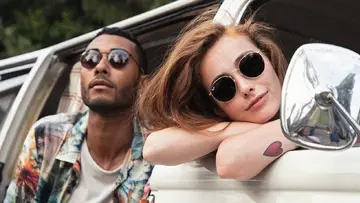 عینک ریبن یا پلیس؟ کدام عینک آفتابی برای استایل روزمره شما بهتر است