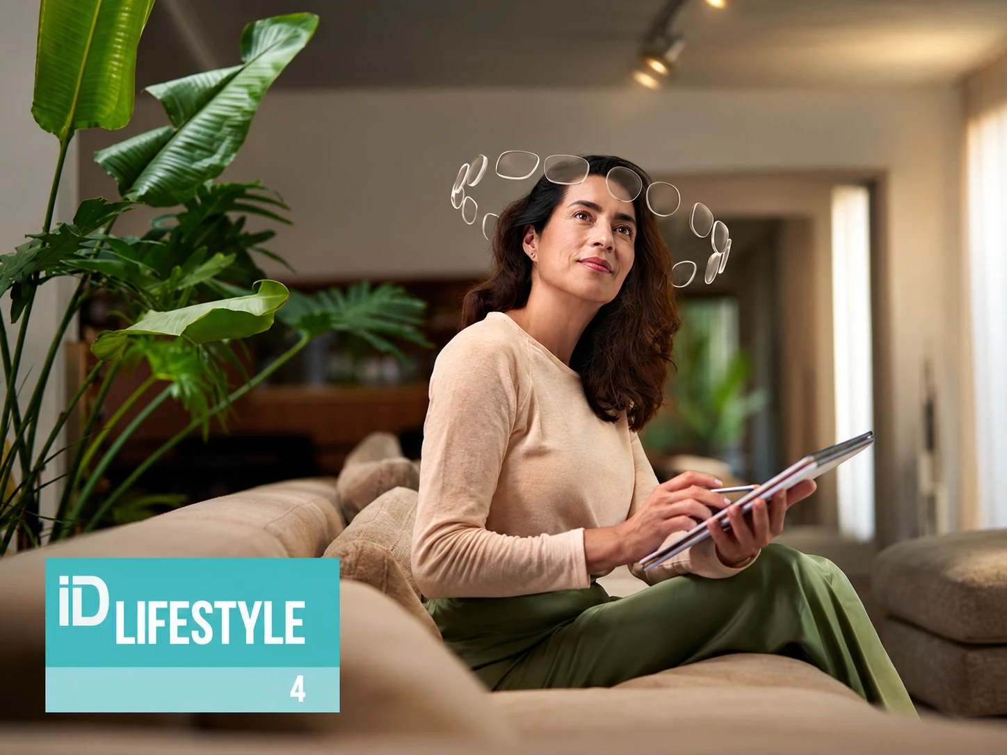 تصویر رسمی LifeStyle 4i هویا؛ زن با دفتر یادداشت و حلقه‌ای از عدسی‌ها، همراه نشان مدل در پایین چپ