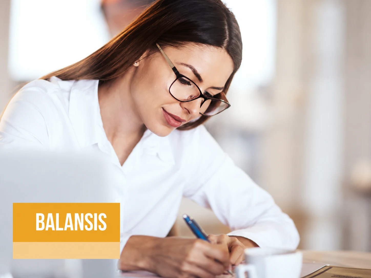 تصویر رسمی Balansis هویا؛ زن عینکی هنگام نوشتن، همراه نشان مدل در پایین چپ